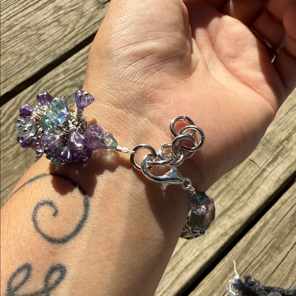Iridescent Abalone Shell Bracelet with glass flower Accents - Picture 6 of 7